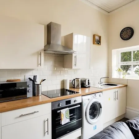 Clifton Nr Centre, Parking X 1, Garden Picnic Area *