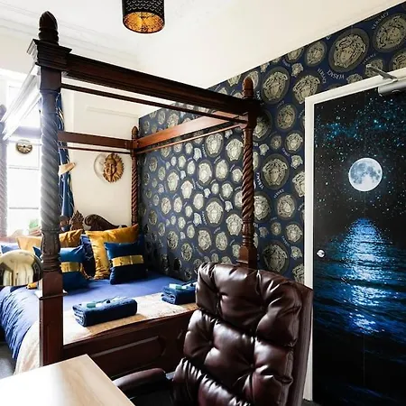 Clifton Nr Centre, Parking X 1, Garden Picnic Area