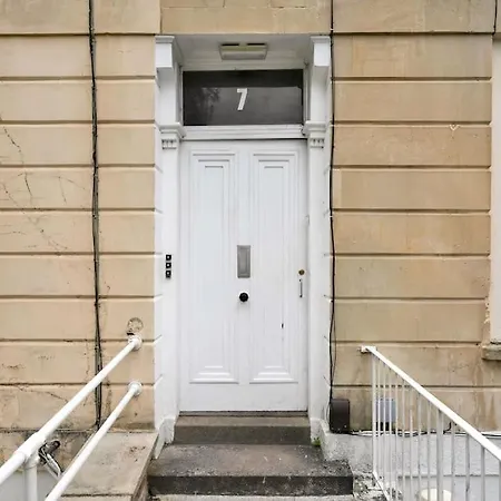 Clifton Nr Centre, Parking X 1, Garden Picnic Area *