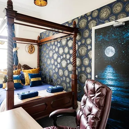 Clifton Nr Centre, Parking X 1, Garden Picnic Area